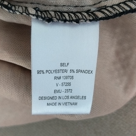 Sleeveless Lace Dress - Picture 3 of 9